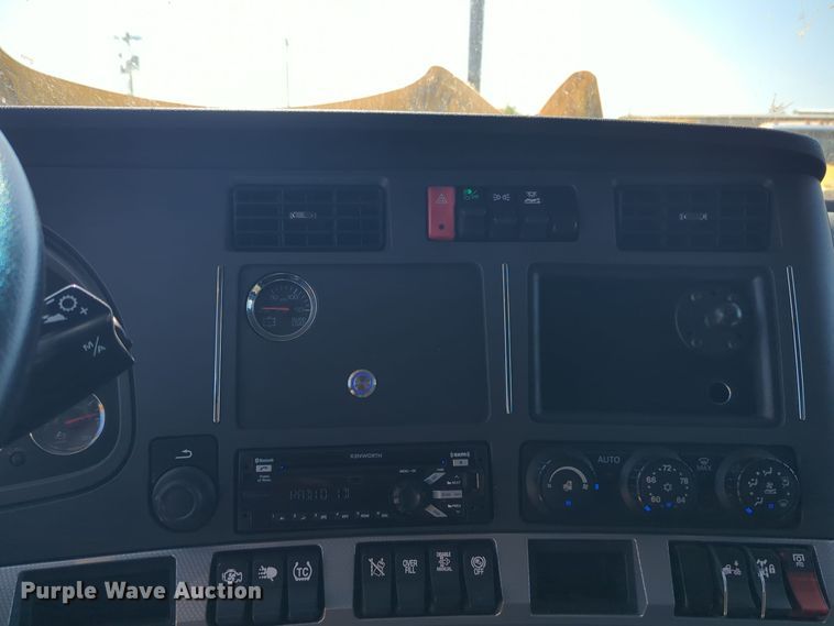 image for item EQ2168 2021 Kenworth  T680 semi truck