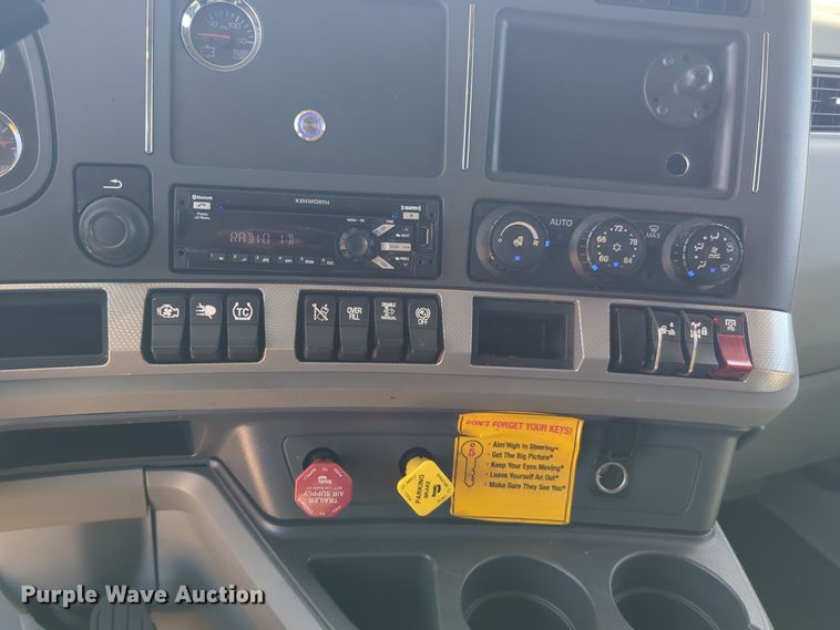 image for item EQ2168 2021 Kenworth  T680 semi truck