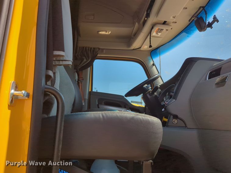 image for item EQ2168 2021 Kenworth  T680 semi truck
