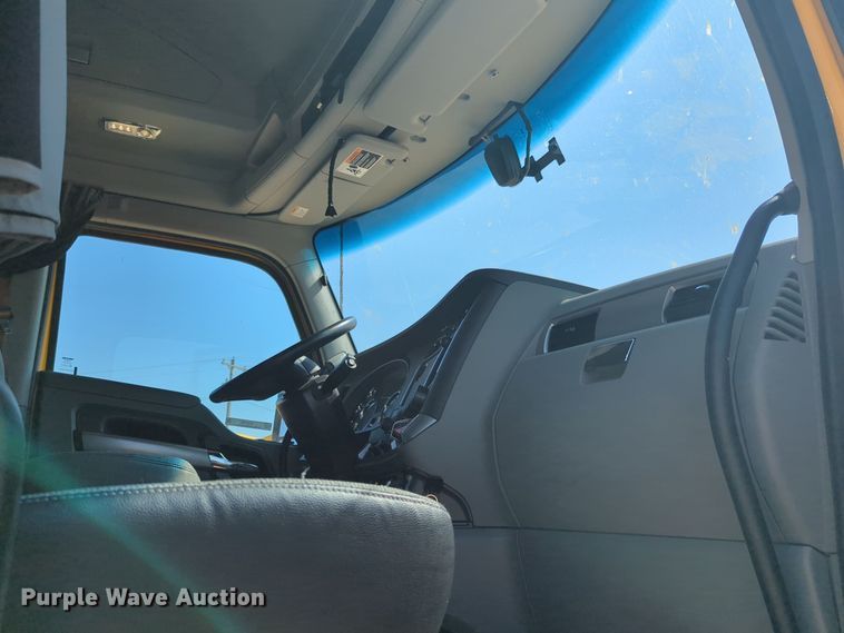 image for item EQ2168 2021 Kenworth  T680 semi truck