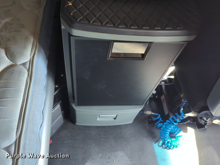 image for item EQ2168 2021 Kenworth  T680 semi truck