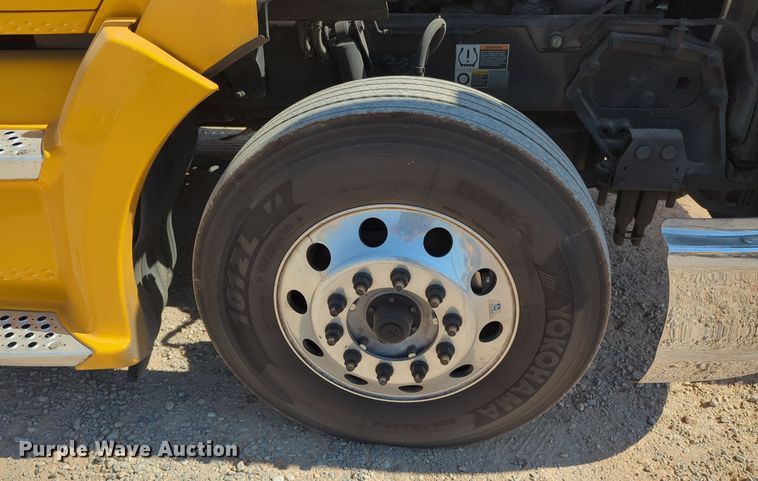 image for item EQ2168 2021 Kenworth  T680 semi truck