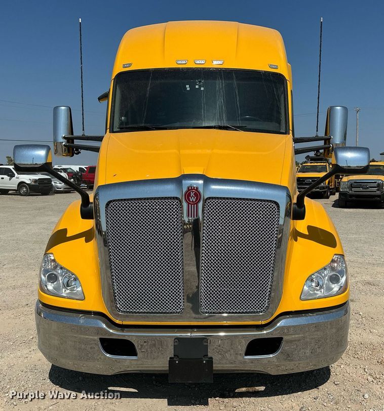 image for item EQ2169 2022 Kenworth  T680 semi truck