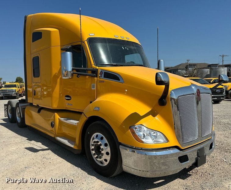 image for item EQ2169 2022 Kenworth  T680 semi truck
