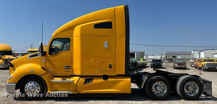 image for item EQ2169 2022 Kenworth  T680 semi truck