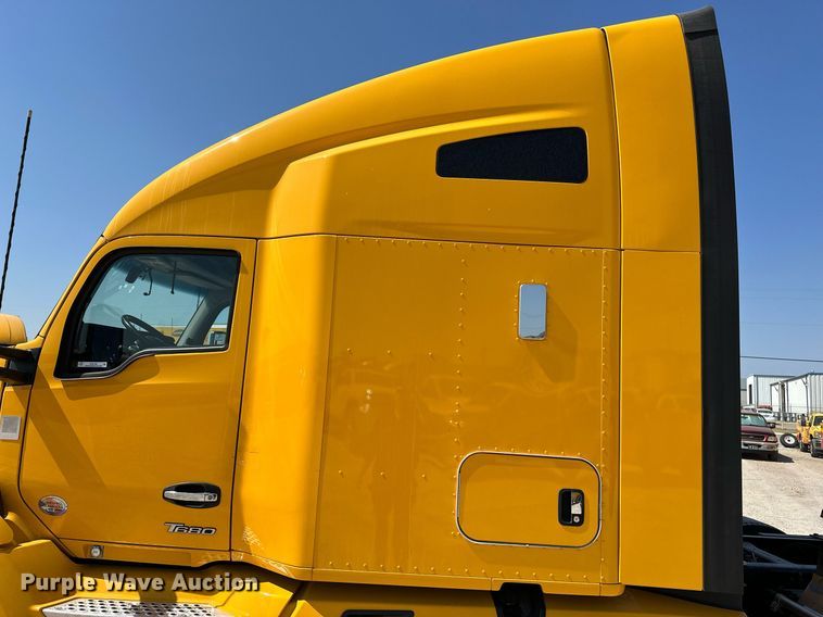 image for item EQ2169 2022 Kenworth  T680 semi truck