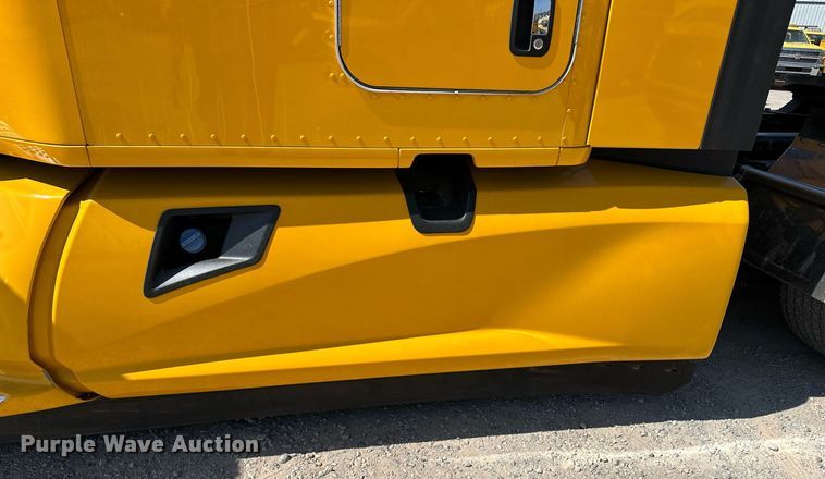 image for item EQ2169 2022 Kenworth  T680 semi truck