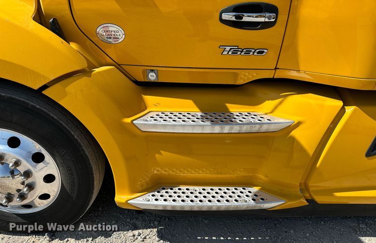 image for item EQ2169 2022 Kenworth  T680 semi truck