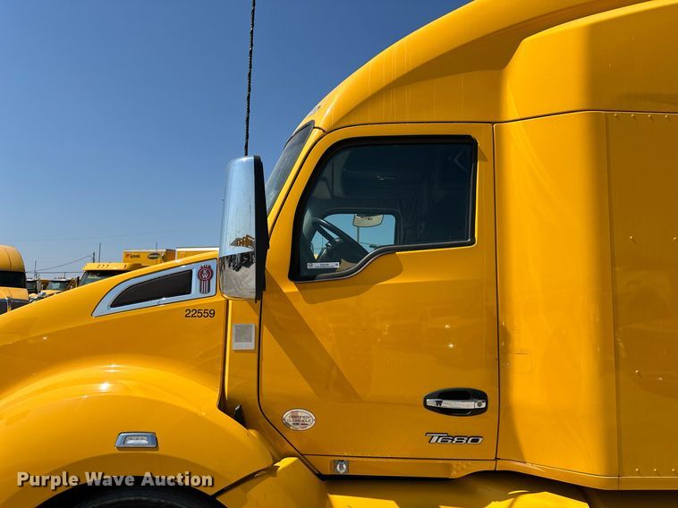 image for item EQ2169 2022 Kenworth  T680 semi truck