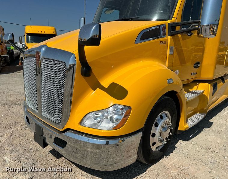 image for item EQ2169 2022 Kenworth  T680 semi truck