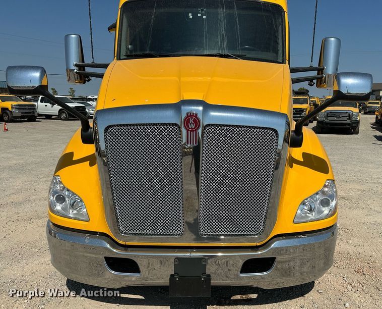 image for item EQ2169 2022 Kenworth  T680 semi truck