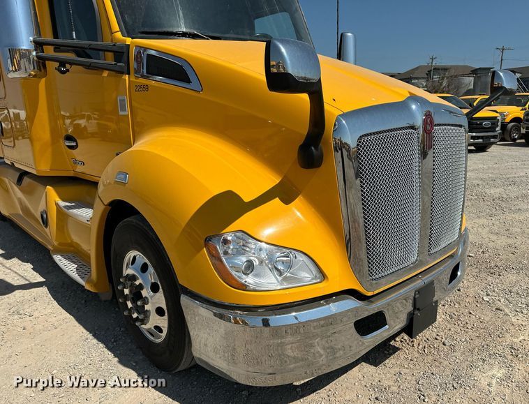 image for item EQ2169 2022 Kenworth  T680 semi truck