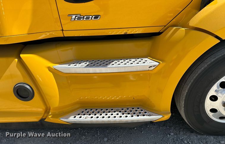 image for item EQ2169 2022 Kenworth  T680 semi truck