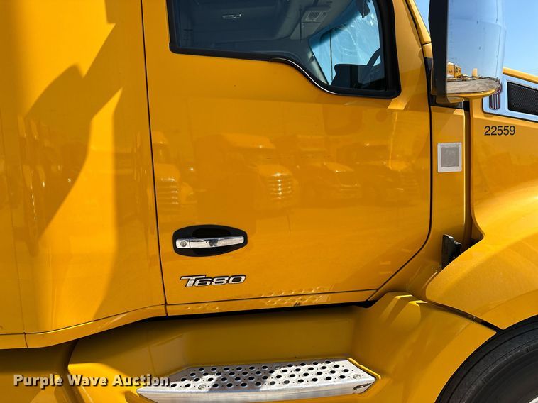 image for item EQ2169 2022 Kenworth  T680 semi truck