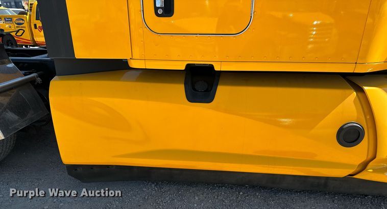 image for item EQ2169 2022 Kenworth  T680 semi truck