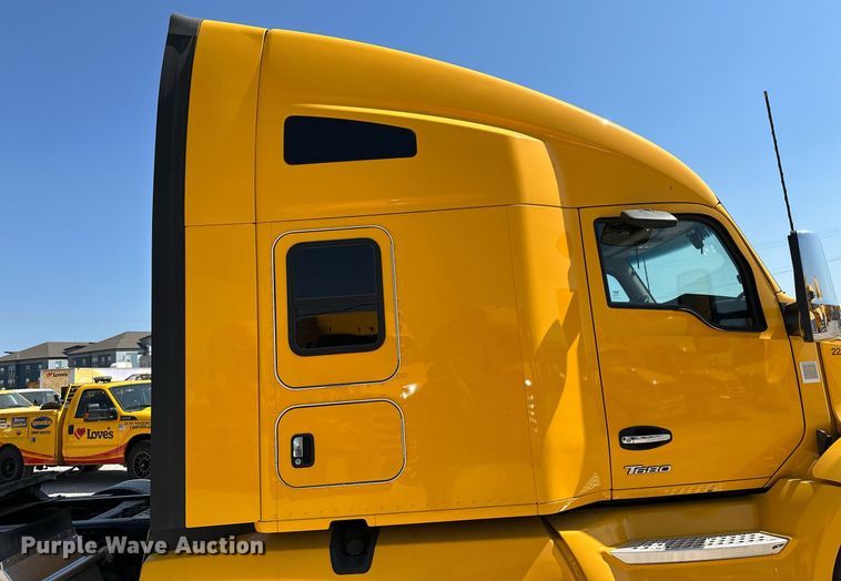 image for item EQ2169 2022 Kenworth  T680 semi truck