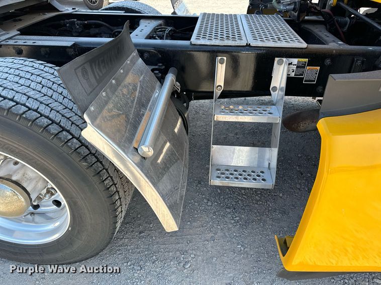 image for item EQ2169 2022 Kenworth  T680 semi truck