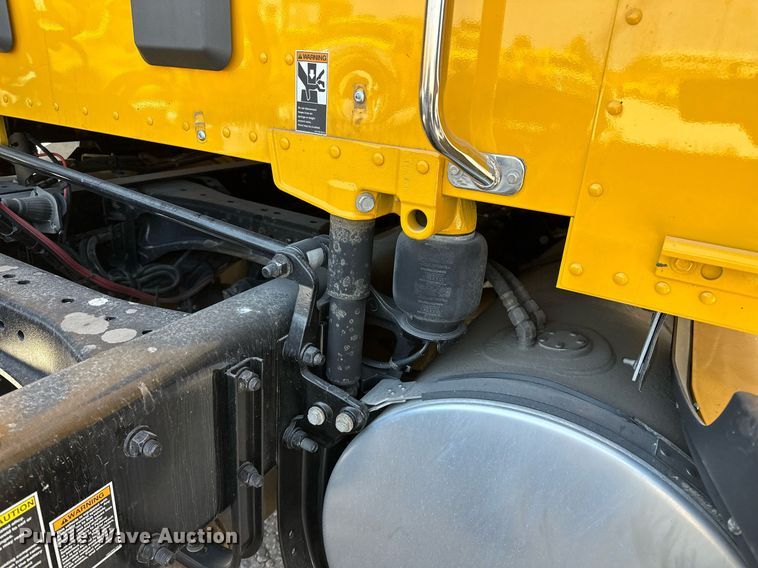 image for item EQ2169 2022 Kenworth  T680 semi truck