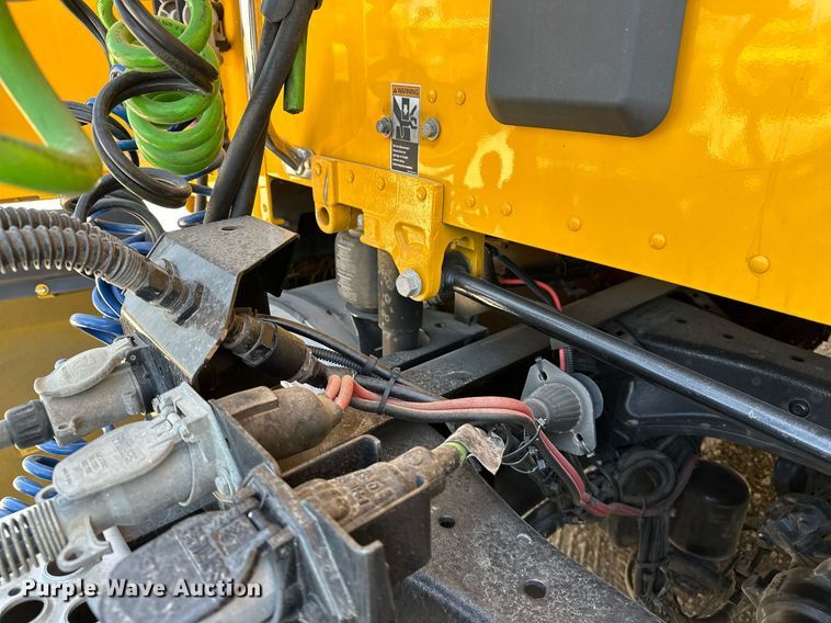 image for item EQ2169 2022 Kenworth  T680 semi truck