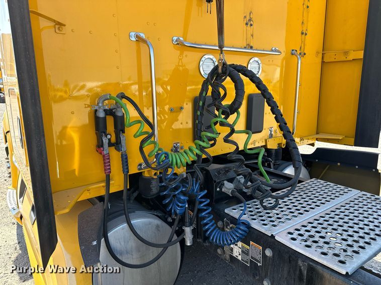 image for item EQ2169 2022 Kenworth  T680 semi truck