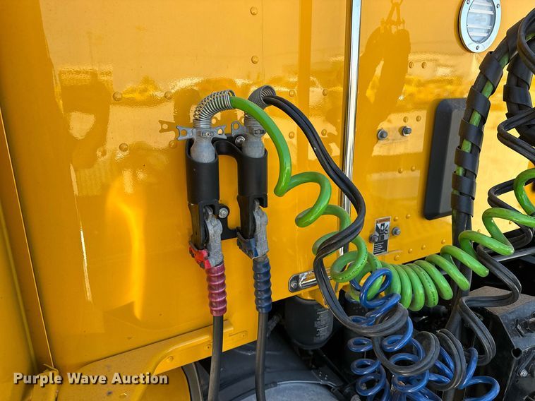 image for item EQ2169 2022 Kenworth  T680 semi truck