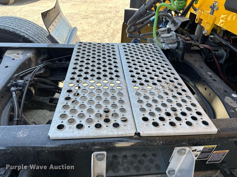 image for item EQ2169 2022 Kenworth  T680 semi truck