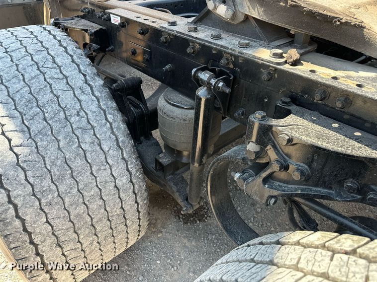 image for item EQ2169 2022 Kenworth  T680 semi truck