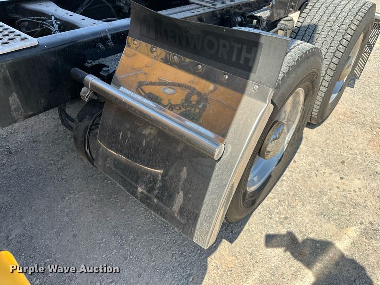 image for item EQ2169 2022 Kenworth  T680 semi truck