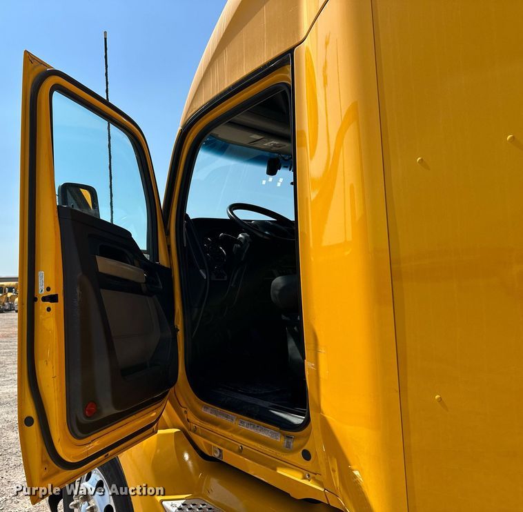 image for item EQ2169 2022 Kenworth  T680 semi truck