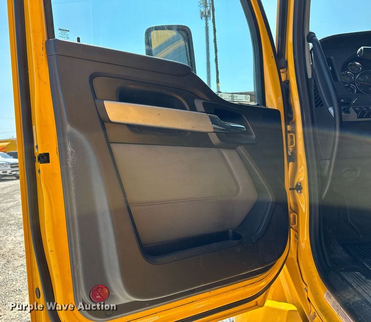 image for item EQ2169 2022 Kenworth  T680 semi truck
