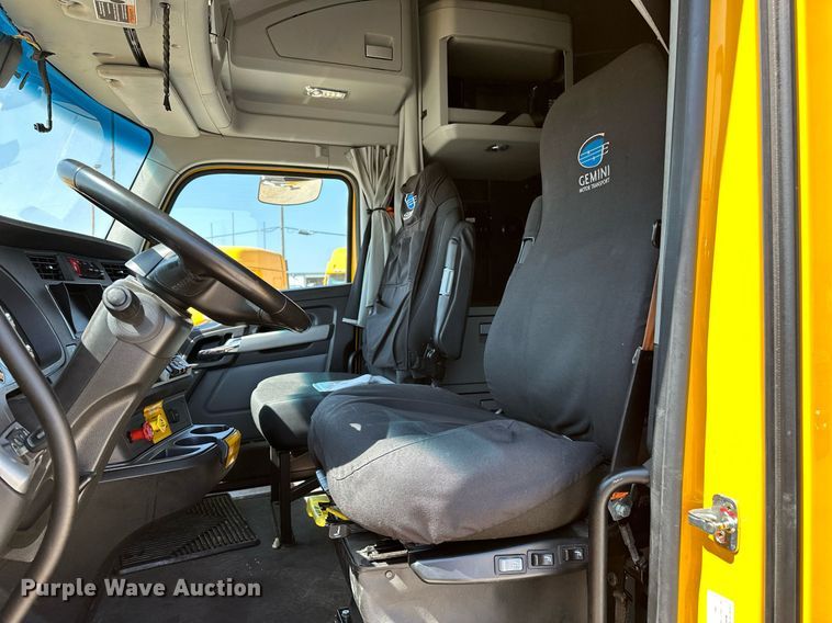 image for item EQ2169 2022 Kenworth  T680 semi truck