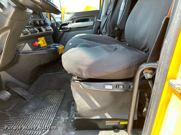 image for item EQ2169 2022 Kenworth  T680 semi truck