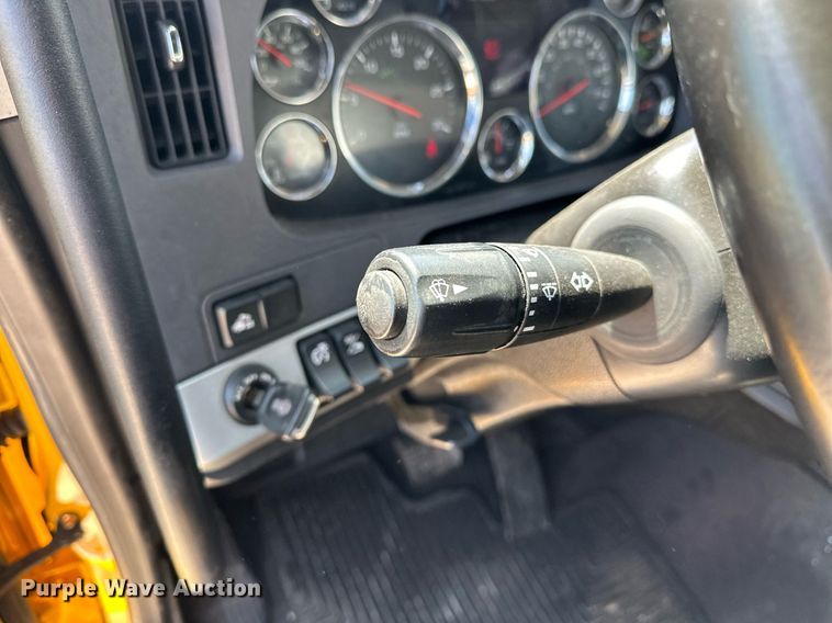 image for item EQ2169 2022 Kenworth  T680 semi truck