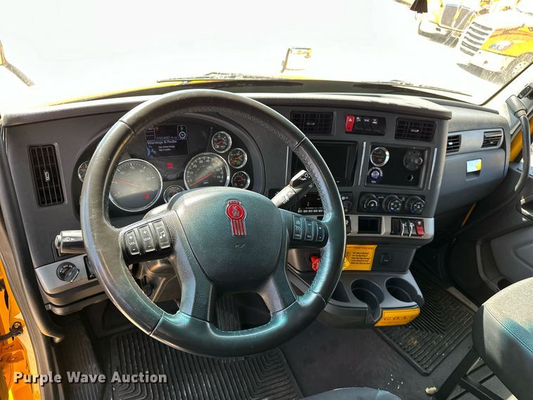 image for item EQ2169 2022 Kenworth  T680 semi truck