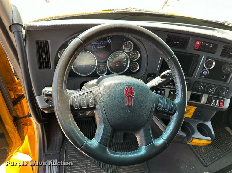 image for item EQ2169 2022 Kenworth  T680 semi truck