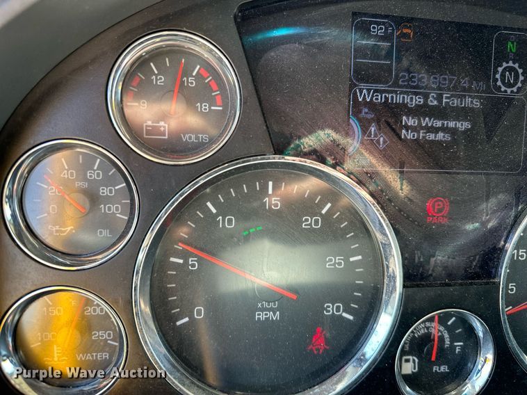 image for item EQ2169 2022 Kenworth  T680 semi truck