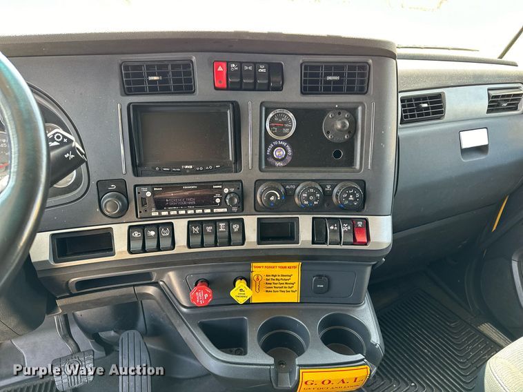 image for item EQ2169 2022 Kenworth  T680 semi truck