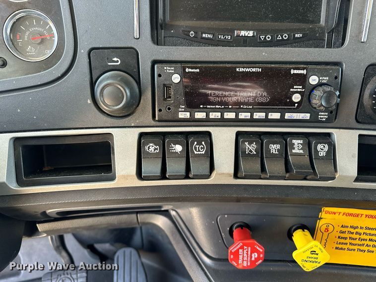 image for item EQ2169 2022 Kenworth  T680 semi truck