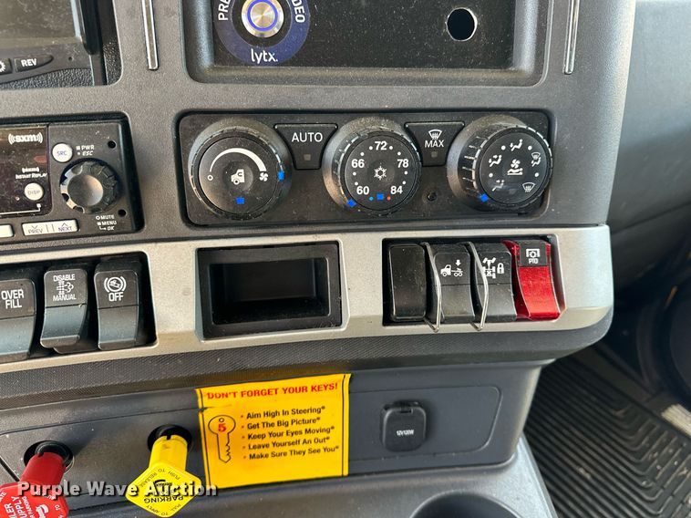 image for item EQ2169 2022 Kenworth  T680 semi truck