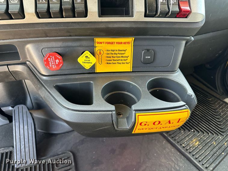 image for item EQ2169 2022 Kenworth  T680 semi truck