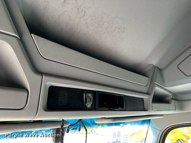 image for item EQ2169 2022 Kenworth  T680 semi truck