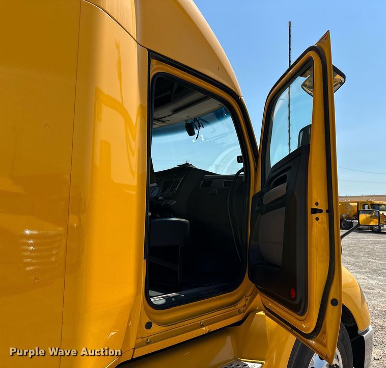 image for item EQ2169 2022 Kenworth  T680 semi truck
