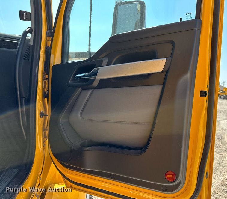 image for item EQ2169 2022 Kenworth  T680 semi truck