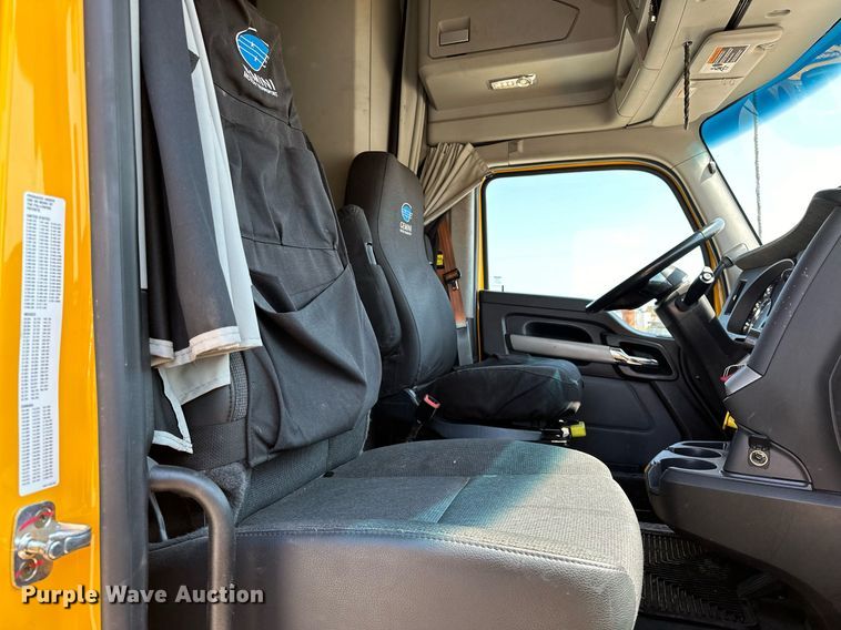 image for item EQ2169 2022 Kenworth  T680 semi truck