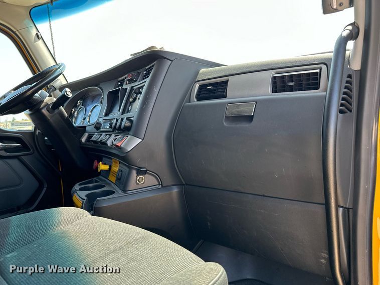 image for item EQ2169 2022 Kenworth  T680 semi truck