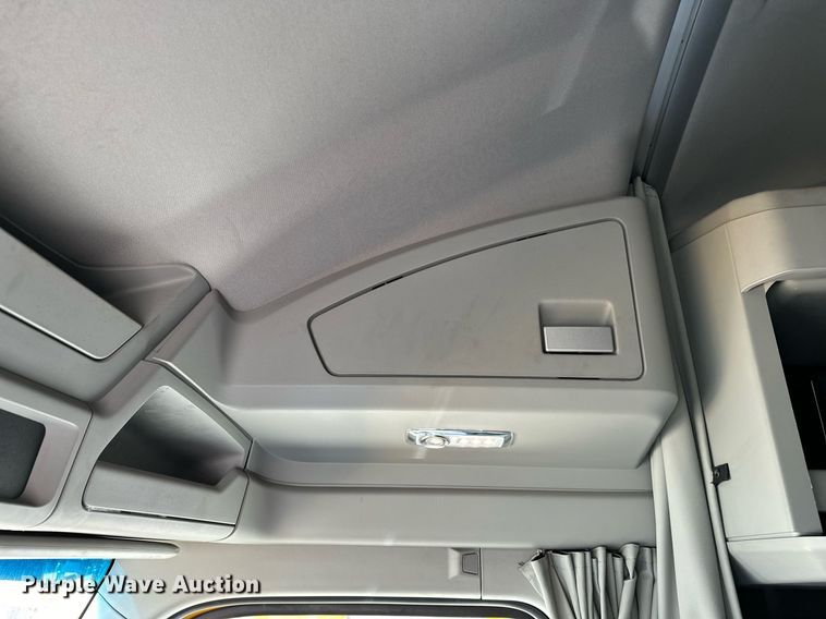 image for item EQ2169 2022 Kenworth  T680 semi truck