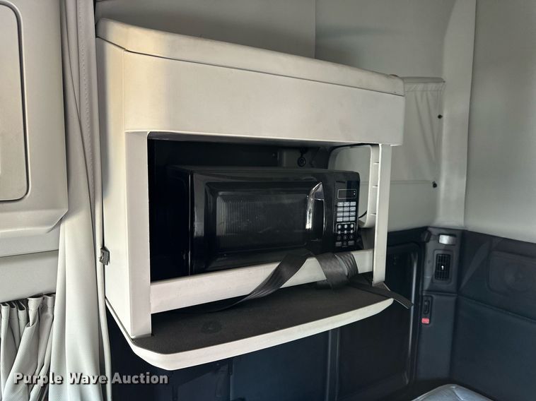 image for item EQ2169 2022 Kenworth  T680 semi truck