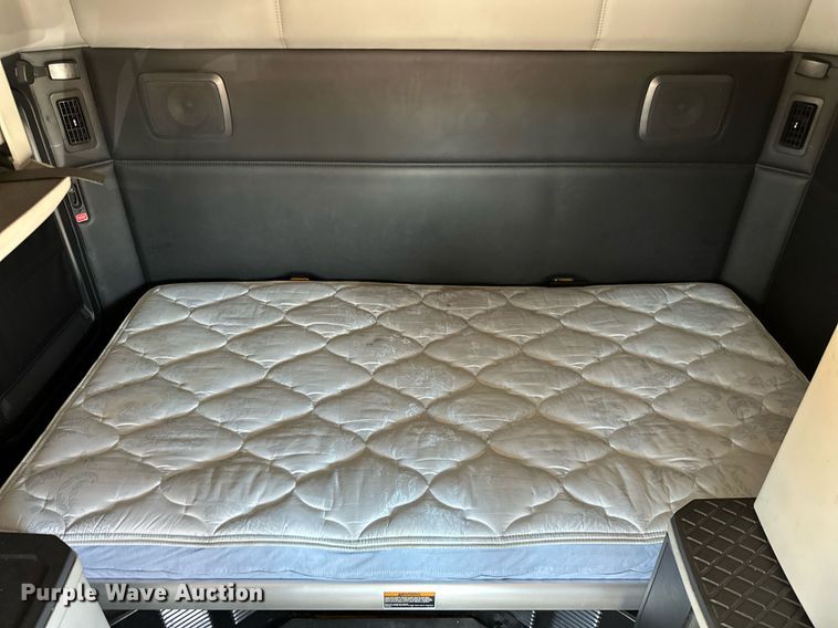 image for item EQ2169 2022 Kenworth  T680 semi truck