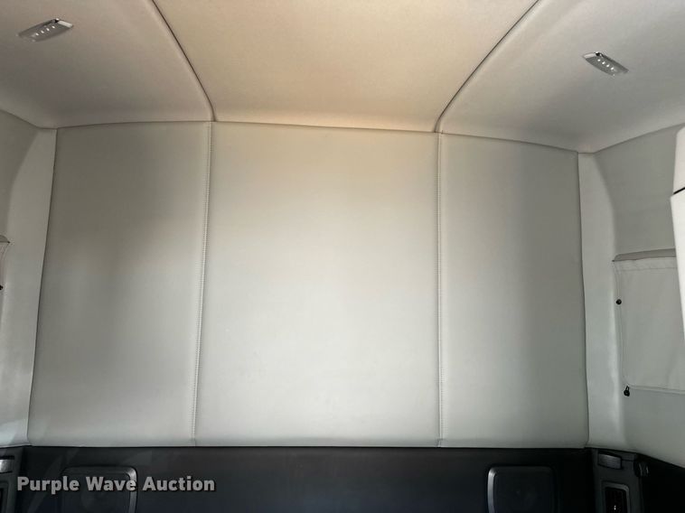 image for item EQ2169 2022 Kenworth  T680 semi truck