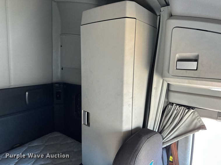 image for item EQ2169 2022 Kenworth  T680 semi truck